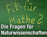 Auf einer Schultafel steht "Fit für Mathe"?