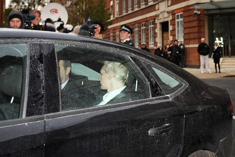 © AP/Stefan Rousseau/PA WikiLeaks-Gründer Assange nach seiner Verhaftung im Auto