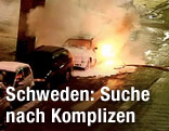 Feuerwehr in Stockholm löscht ein brennendes Auto