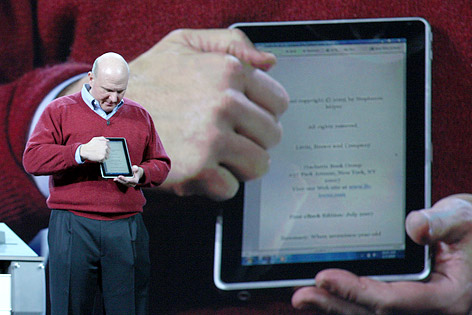 © AP/Dave Smith Microsoft-CEO Steve Ballmer bei der CES 2010 mit einem Tablet-PC von HP