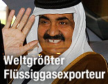 Scheich Hamad bin Chalifa al-Thani winkt aus einem Auto