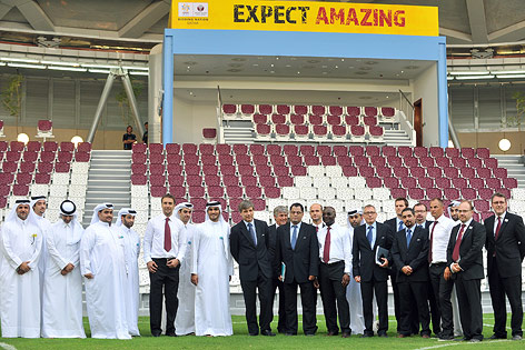 Scheich Mohammed bin Hamad bin Khalifa Al Thani, FIFA Inspektionschef Harold Mayne-Nicholls und andere Offizielle während der FIFA 2022 Weltmeisterschafts-Inspektion in Doha
