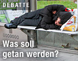 Obdachloser schl&auml;ft auf einer Bank