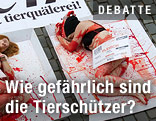 Halbnackte und mit Kunstblut beschmierte Aktivisten einer Tierrechtsorganisation
