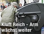 Mann blickt in eine M&uuml;lltonne