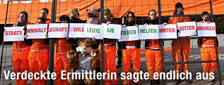 Tierschützer demonstrieren vor dem Justizministerium in Wien.
