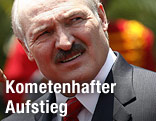 Weißrusslands Präsident Alexander Lukaschenko blickt gegen die Sonne