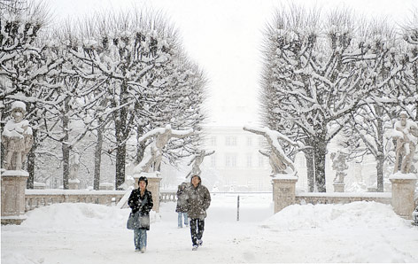 © APA/Barbara Gindl Zwei Menschen gehen im Schnee spazieren