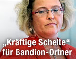 Justizministerin Claudia Bandion-Ortner richtet ihren Blick auf den Boden