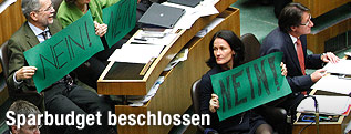 Politiker der Gr&uuml;nen mit Nein-Schildern