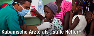 Ein kubanischer Arzt behandelt eine junge Patientin in Haiti