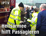 Mitarbeiter der Heilsarmee sprechen mit einem Mann