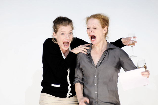 © Reinhard Werner, Burgtheater Caroline Peters (Karen), Christiane von Poelnitz (Liz)
