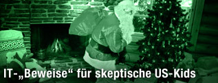 Nachtsichtaufnahme von einem Weihnachtsmann der durch das Wohnzimmer zum Weihanchtsbaum schleicht