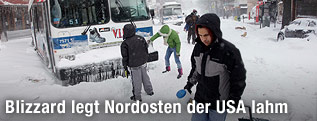 Im Schnee streckengebliebene Busse