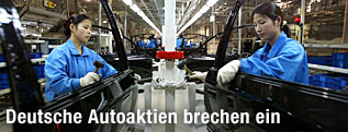 Chinesische Arbeiterinnen in einer Fabrik des deutschen Autobauers Volkswagen in Schanghai
