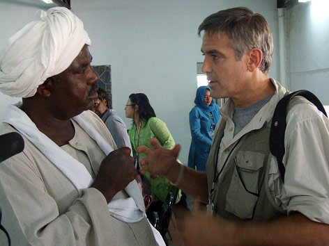 Schauspieler George Clooney spricht mit einem delegierten der Zivilgesellschaft in Dafur im Sudan