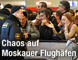 Polizisten beruhigen aufgebrachte Flugpassagiere