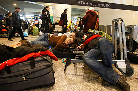 Schlafende Passagiere am Moskauer Flughafen Domodedovo