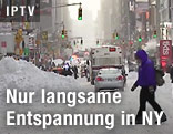 Menschen im verschneiten Manhattan