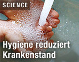 Hände unter Wasserstrahl