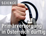 Arzt hält Stetoskop
