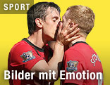  	Gary Neville von Manchester United küsst Teamkameraden Paul Scholes auf die Lippen.