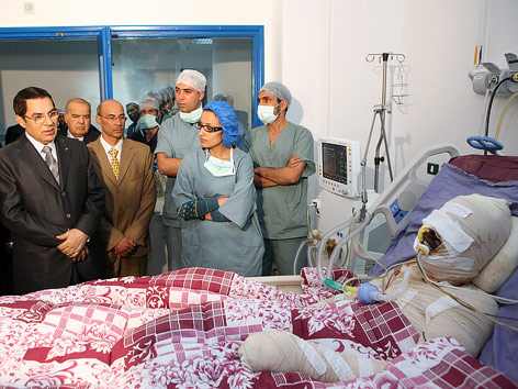 © AP/Tunisian Presidency Tunesiens Präsident Zine El Abidine Ben Ali besucht Mohamed Bouazizi der sich selbst angezündet hat auf der Intensivstation