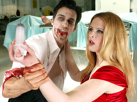 © ORF/RTL/Daniela Incoronato Szene aus der Serie Doctor's Diary mit Florian David Fritz als Vampir verkleidet