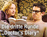 Szene aus der Serie Doctor's Diary mit Diana Amft und Steffan Groth im Bett