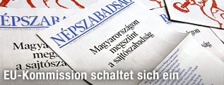 Ungarische Zeitungen auf einem Stapel