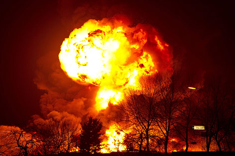 © APA/EPA/Valerie Kuypers Flammenball während einer Explosion einer Chemiefabrik