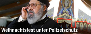 Girguis Lucas telefoniert in koptischer Kirche bei Paris