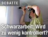Mann mit Bohrer