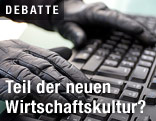 Unbekannter tippt auf einer Tastatur