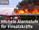 Chemiefabrik steht in Flammen