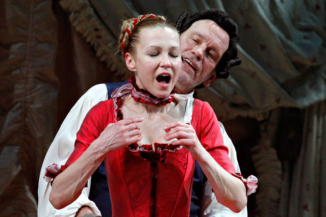 © Reuters/Herwig Prammer Ingeborga Dapkunaite als "Elisa I" und John Malkovich als "Giacomo I"