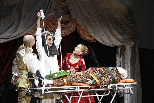 © APA/Georg Hochmuth Florian Boesch als "Giacomo II", Sophie Klußmann als "Elisa II", Ingeborga Dapkunaite als "Elisa I" und John Malkovich als "Giacomo I"