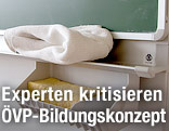Tafel mit Tafeltuch und Schwamm