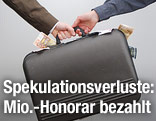 Hände und Koffer mit Geld