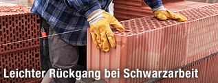 Arbeiter verlegt Ziegel