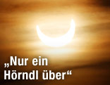 Mond verdeckt teilweise die Sonne