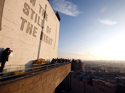© APA/Georg Hochmuth Menschen auf einem Wiener Flakturm beobachten die Sonnenfinsternis.