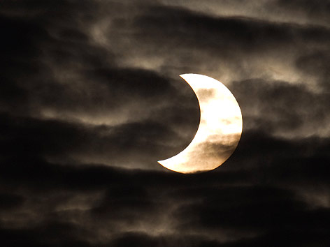 © APA/dpa/Friso Gentsch Sichelförmige Sonne