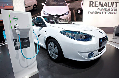 Elektroauto wird an einer Steckdose aufgeladen