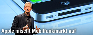 Apple-Gesch&auml;ftsf&uuml;hrer Tim Cook vor einem iPhone