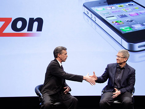 Handshake von Daniel S. Mead (Präsident von Verizon Wireless) und Tim Cook (Apple-Geschäftsführer)
