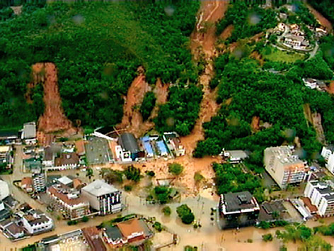 © AP/Paulo Ceza Hangrutschung im Überschwemmungsgebiet in Brasilien