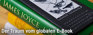 Ein E-Book liegt auf B&uuml;chern