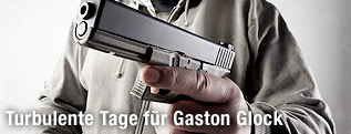 Mann mit Glock-Pistole